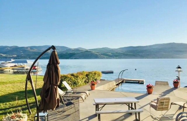 Lakefront Getaway- 178 ft Waterfront+Dock+Hot tub