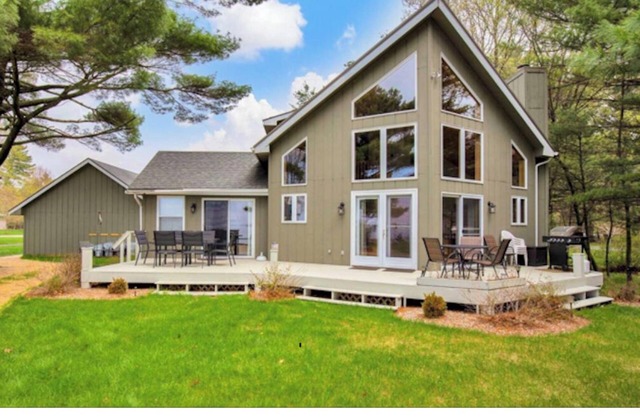 Lakefront home < 1 hour to The WI Dels and 8 min to Sand Valley Golf resort