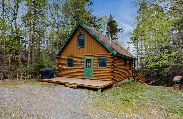 Lakefront home w/pristine views Outdoor firepit and full kitchen