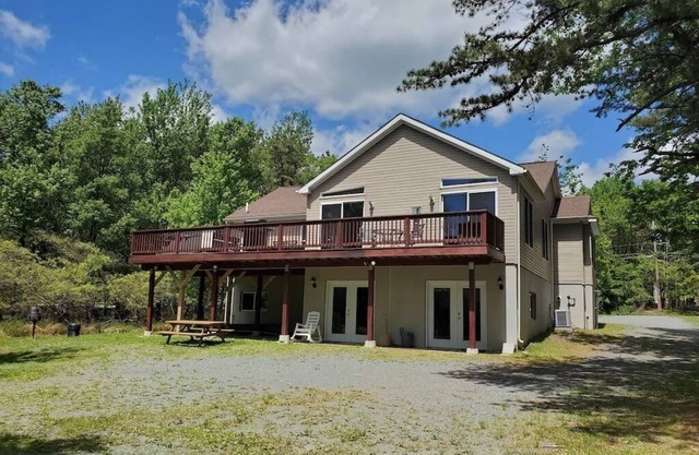 LAKEFRONT - HOT TUB, Gameroom, Beach, Playground, Firepit, 5 min to SKI RESORTS