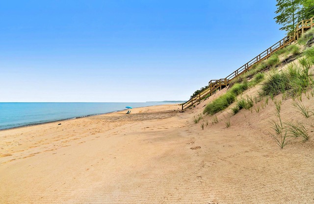 Lakefront house on 5 acres with gorgeous lake views, private beach, kayaks