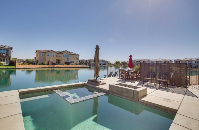 Lakefront Indio Villa Private Pool and On-Site Golf