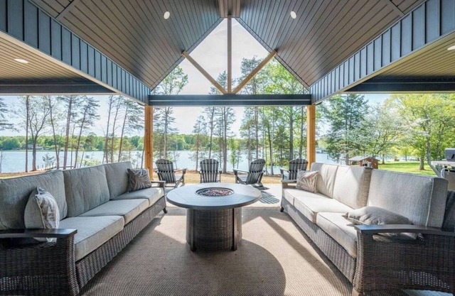 Lakefront New Build | Family-Friendly | Hot Tub
