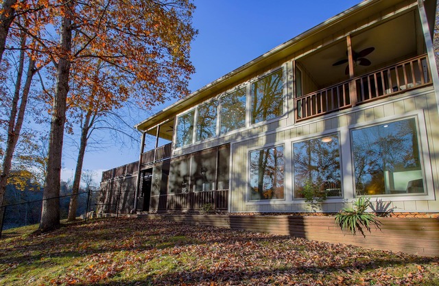 Lakefront Norris Lake house. Dock, Minimal Stairs. Close to I-75, Jacksboro, TN