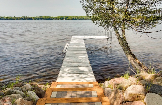 Lakefront Pearson Cottage w/Swim Dock + Kayaks!