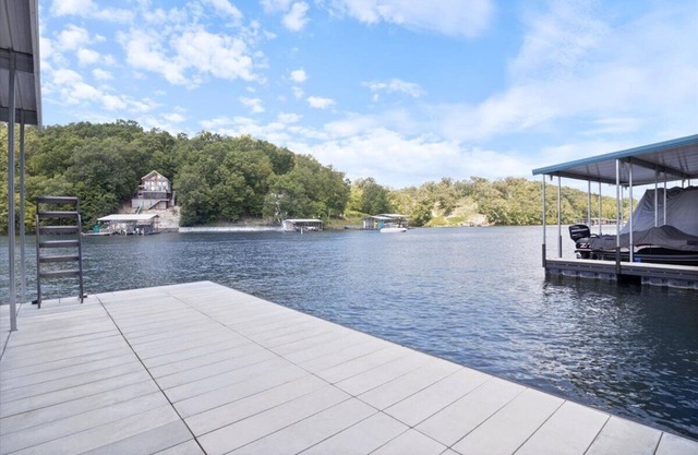 Lakefront & Private dock with boat lift: 7 Hawks LOTO (Lake of the Ozarks)