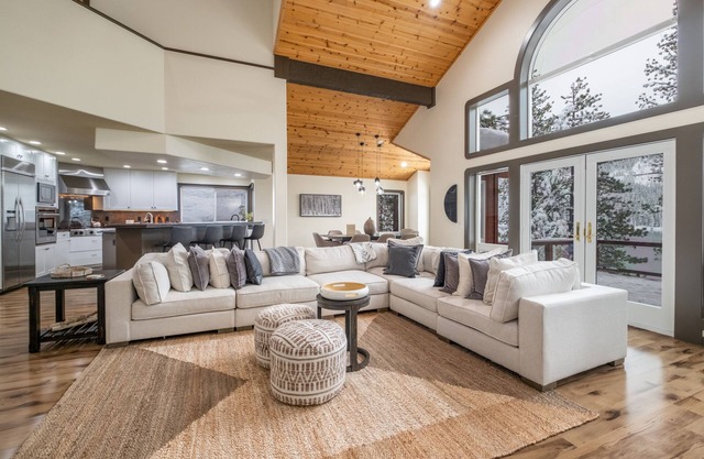 Lakefront | Private Hot Tub | Newly Remodeled | Dog Friendly | Sunny Spacious Deck