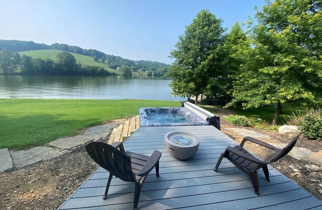 Lakefront Retreat at Watts Bar - Private Dock - Hot Tub