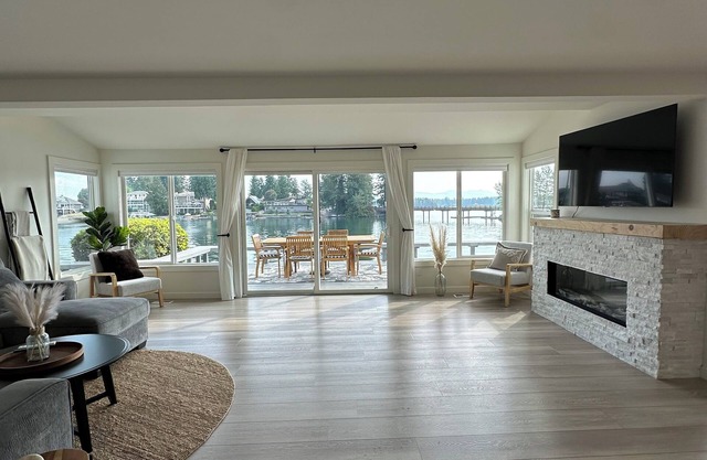 Lakefront Retreat with Private Dock's, Stunning views, Fireplaces and hot tub!