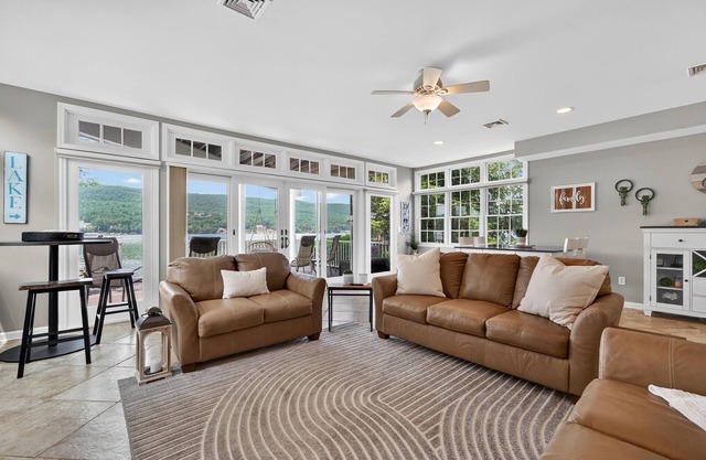 Lakefront | Sleeps 10 Docks Kayaks Fire Pit