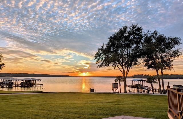 Lakehouse Landing - Hot tub + Outdoor Kitchen + Stunning sunsets