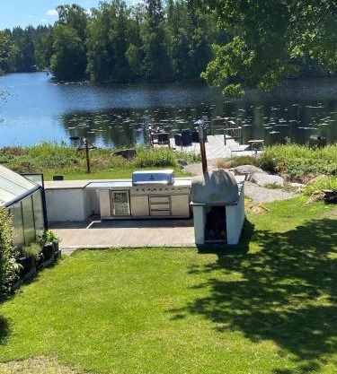 Lakehouse med bastu, egen brygga och roddbåt