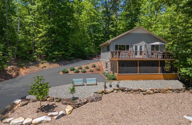 Lakeshore View Cottage A peaceful cottage with WIFI and a view of Lake Lanier