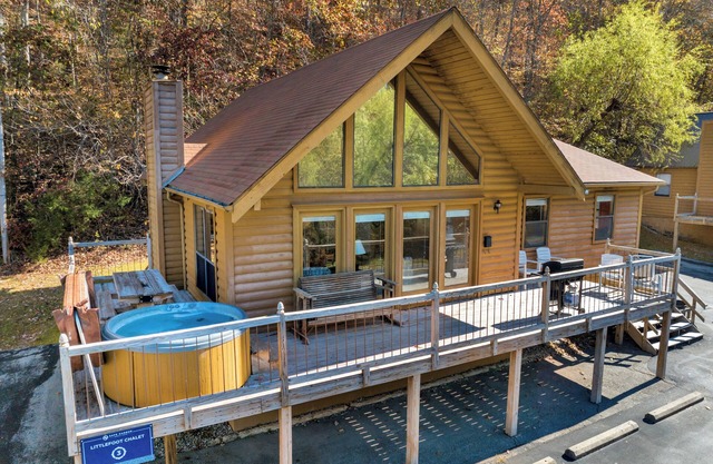 Lakeside 3 bedroom chalet with hot tub!