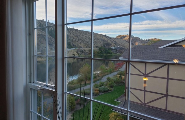 Lakeside corner penthouse 2 bedroom 2 bathroom Sleeps up to 6 & has an elevator.