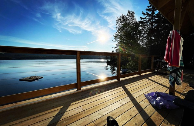 Lakeside cottage at Upper Island Lake