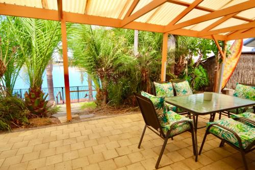 Lakeside Getaway - 4br Jetty, Wi-fi, Waterfront
