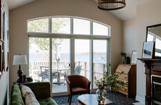Lakeside Getaway in Marysville, Wolfe Island - Shopkeepers Apartment