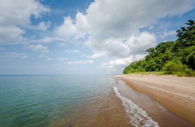 LAKESIDE HOME CLOSE TO PRIVATE ASSOCIATION BEACH!