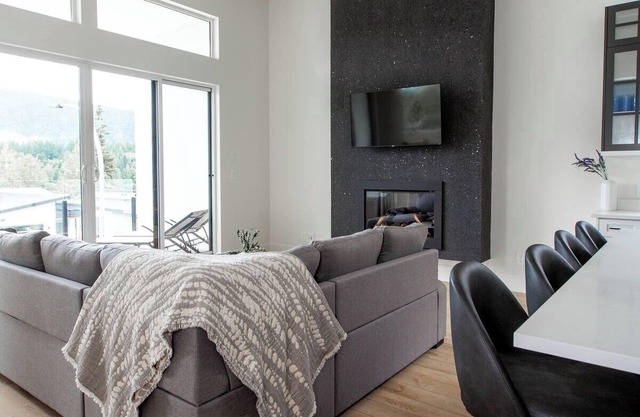 Lakeside Living – New 3 Bedroom Retreat