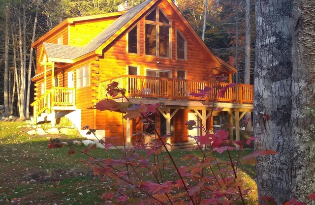Lakeside Log Home near Acadia NP - peak foliage is here. BOOK NOW Oct. 4th - 8th