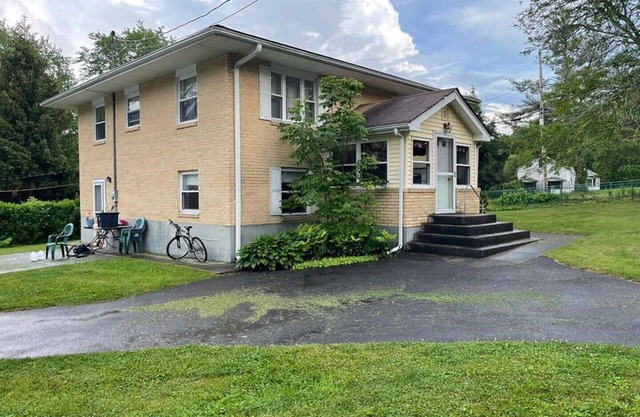 Lakeside mountain house in the Catskills. Canoeing, fishing, hiking, campfires.