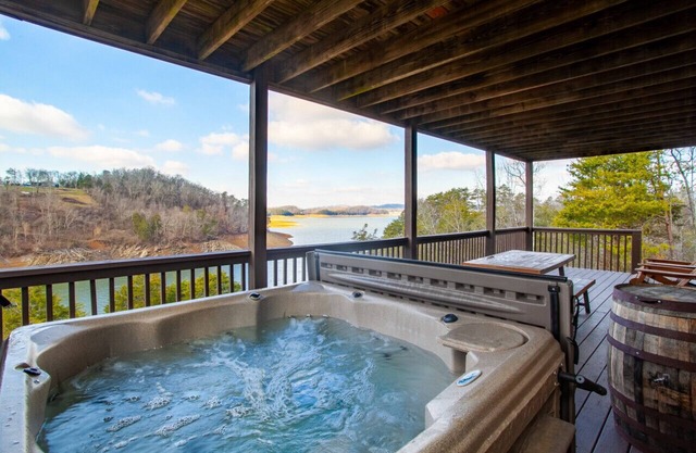 Lakeside Point - Private Dock, Game Room & Hot Tub