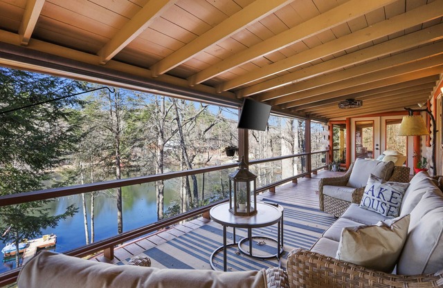 Lakeside Retreat Blue Ridge, Private Lake, Hot Tub, Firepit, Game Room, Kayaks