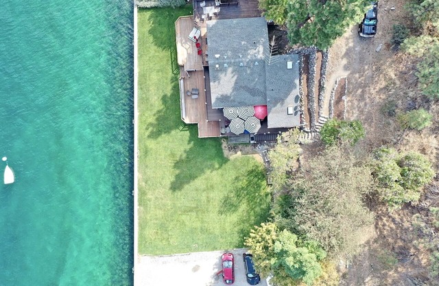 Lakeside Retreat: Cozy Condo, Steps to Lake Chelan, Free WiFi