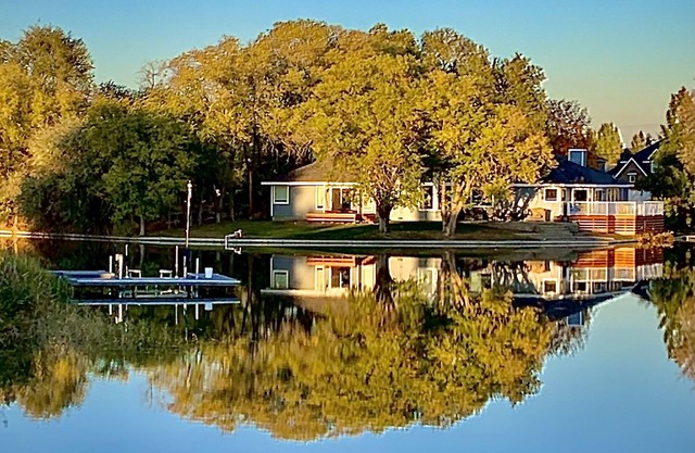 Lakeside Retreat-Relax and unwind and revive yourself