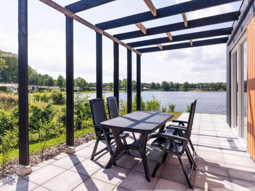 Lakeside Retreat with Modern Comfort