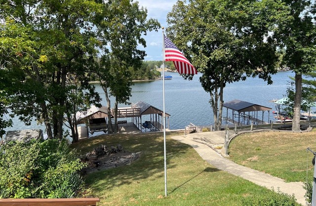 Lakeside Serenity Retreat