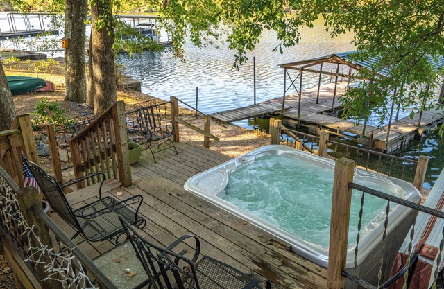 Lakeside Treasure w/Hot Tub, Canoe & Kayaks - Comfortably Sleeps 11