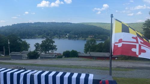 Lakeski Lodge with direct lake and dock access!