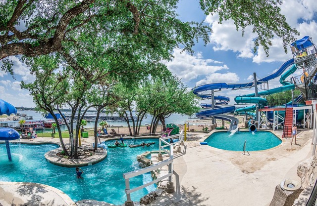 LakeTravis Bungalow #4: Free waterpark walk to marina, dining, beach, lake
