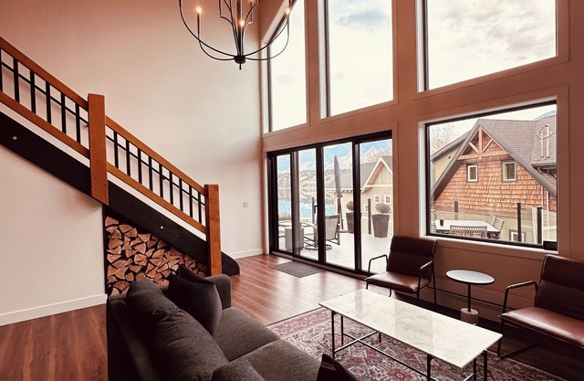Lakeview Cabin.Private Beach.Walking Distance to Downtown