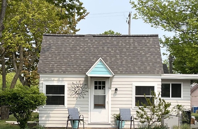 LAKEVIEW COTTAGE - Opening available! Come check out the Fall Colors! ☀️