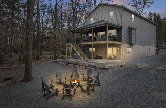 Lakeview Getaway 8BR, 9BA, Sleeps 32 – Summer Retreat w/Hot Tub & Lake Access