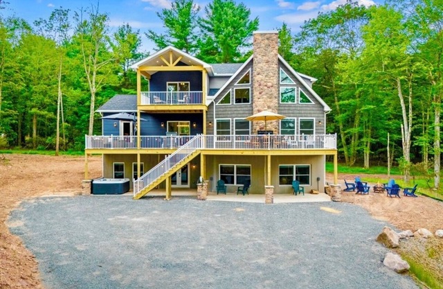 Lakeview Luxe & Leisure- New,9 BR villa, Sleep 30