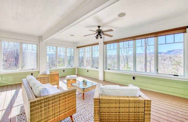 Lakeview retreat with Free Wifi, hot tub, fireplaces, patio, balcony, & grill