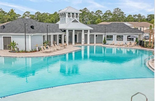 Lakeview Townhome With Pool and Weight Room