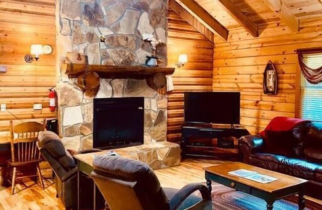 Lakewood Cabin | RRG | hot tub, LUX!