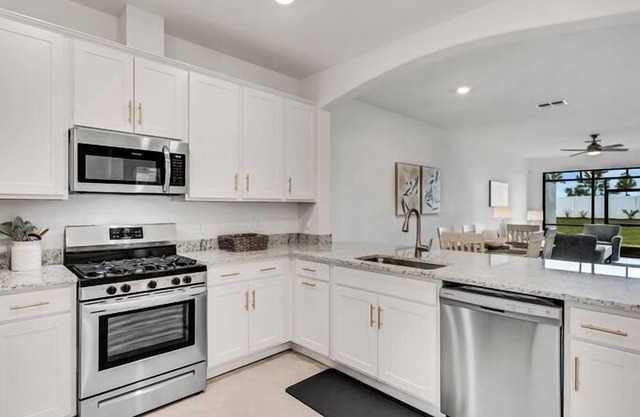 Lakewood Ranch 3 bedroom Villa furnished by interior designer!