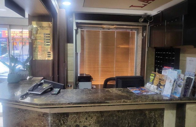 Lal Hotel