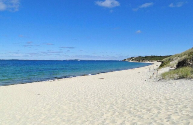 Lamberts Cove Beach House 3+ Bedroom w/Carriage House Apartment 1.4 mi to beach