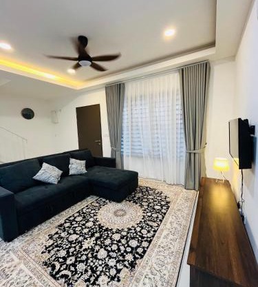 Landed KLIA Netflix, Fully AC&Heater, Kids Pool