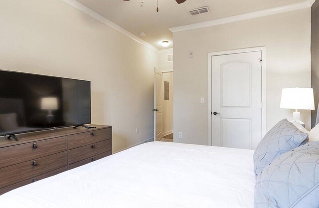 Landing at Hacienda Club - 1 Bedroom in Deerwood