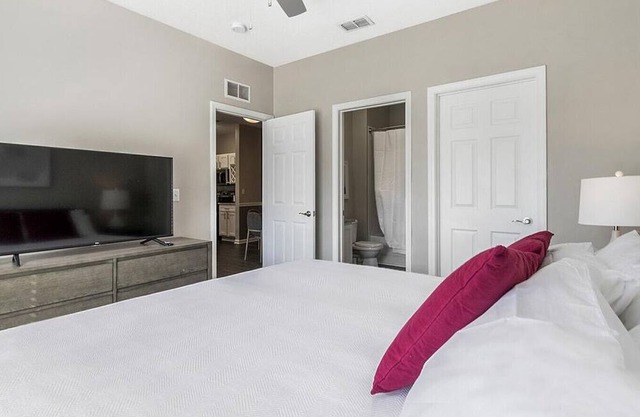 Landing at Oaks at Normandy - 2 Bedrooms in Rolling Hills