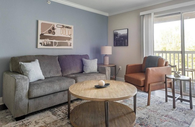 Landing | Beautiful 2BD, Pool, Clubhouse