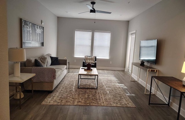 Landing | Beautiful 2BD, Pool, Gym